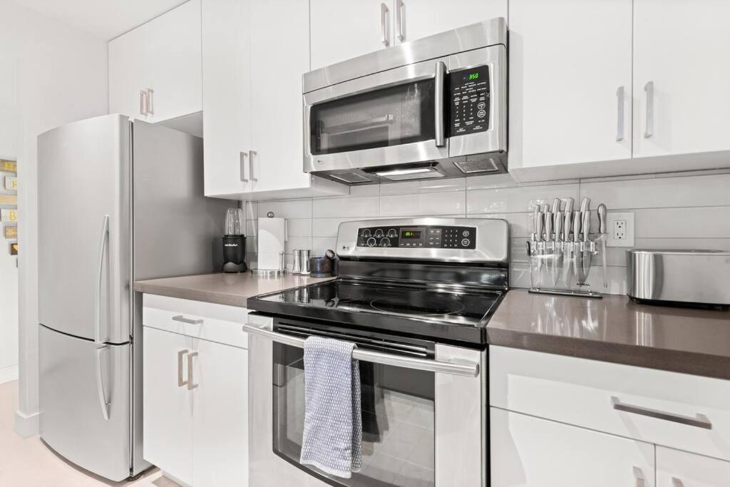 The Hidden Gem, King Bed & Hot Tub! Apartment