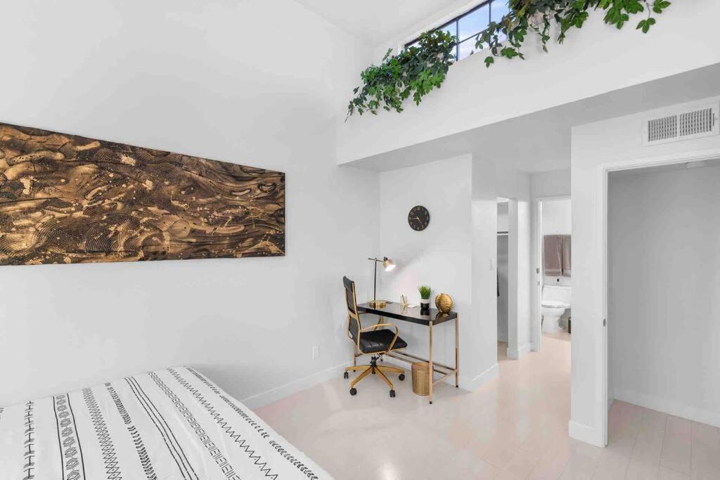 The Hidden Gem, King Bed & Hot Tub! Apartment