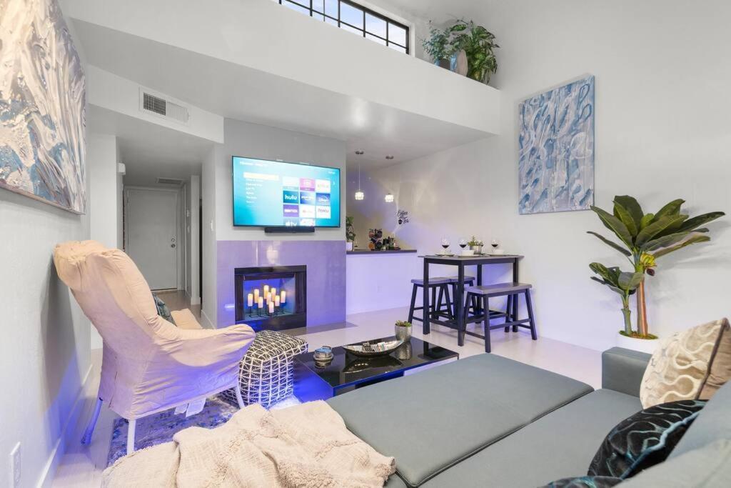 Apartment The Hidden Gem, King Bed & Hot Tub! *