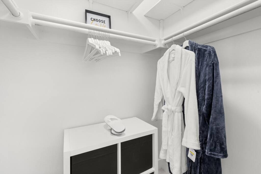 The Hidden Gem, King Bed & Hot Tub! Apartment