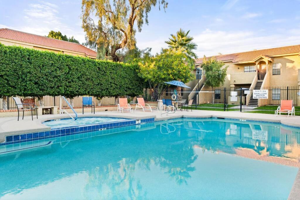 The Hidden Gem, King Bed & Hot Tub! Apartment *