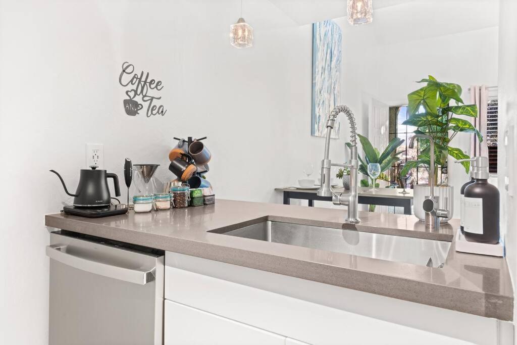 The Hidden Gem, King Bed & Hot Tub! Apartment