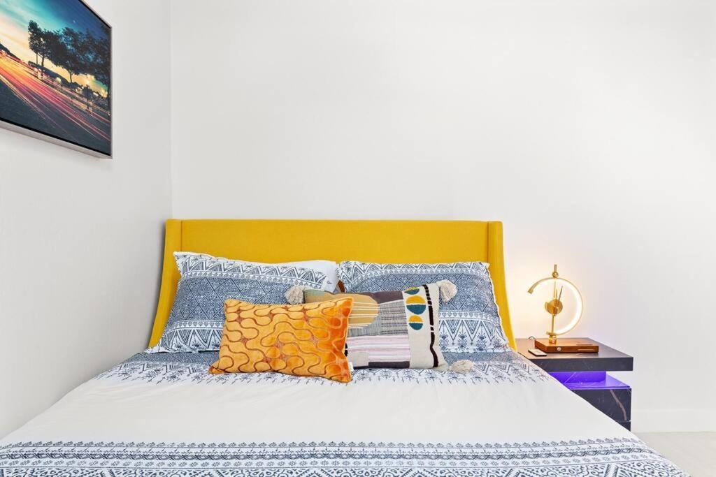 Apartment The Hidden Gem, King Bed & Hot Tub! *