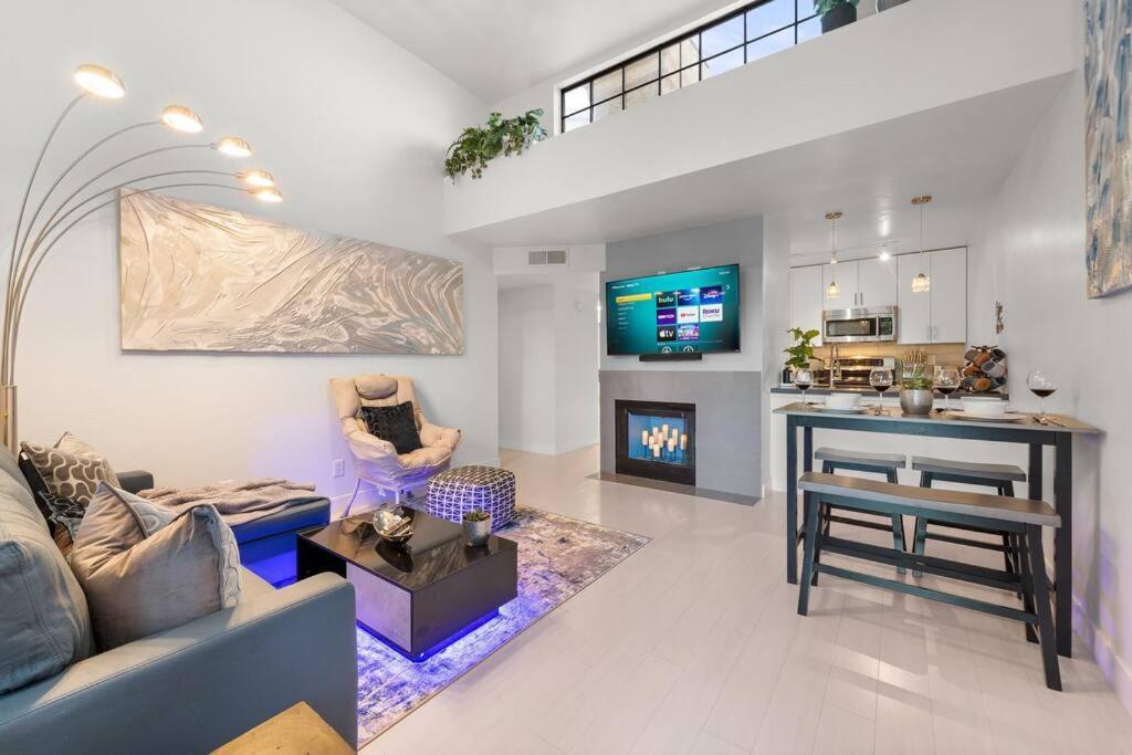 Apartment The Hidden Gem, King Bed & Hot Tub! *