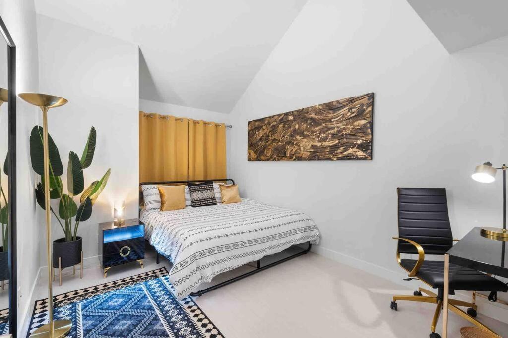 Apartment The Hidden Gem, King Bed & Hot Tub! *